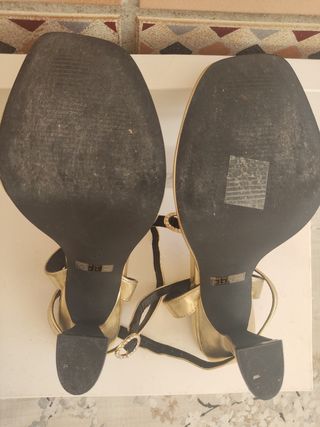 Zapatos dorados tacón alto 