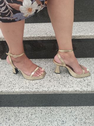Zapatos dorados tacón alto 