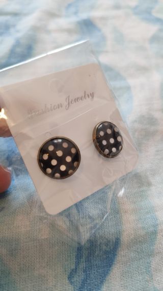 Orecchini a pois bianchi e neri