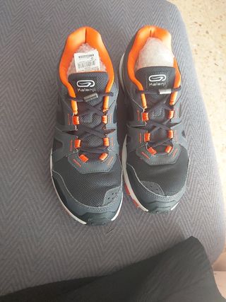 Zapatillas Kalenji grises y naranjas