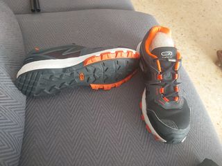 Zapatillas Kalenji grises y naranjas