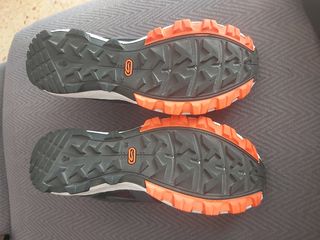 Zapatillas Kalenji grises y naranjas