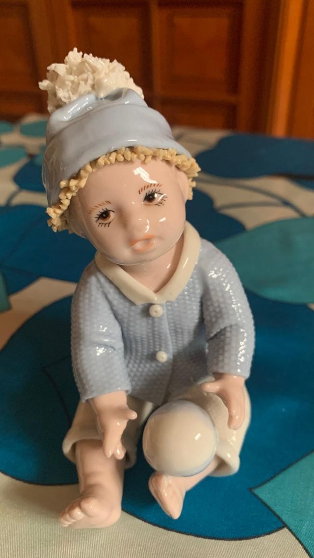 Statuina bimbo ceramica palla