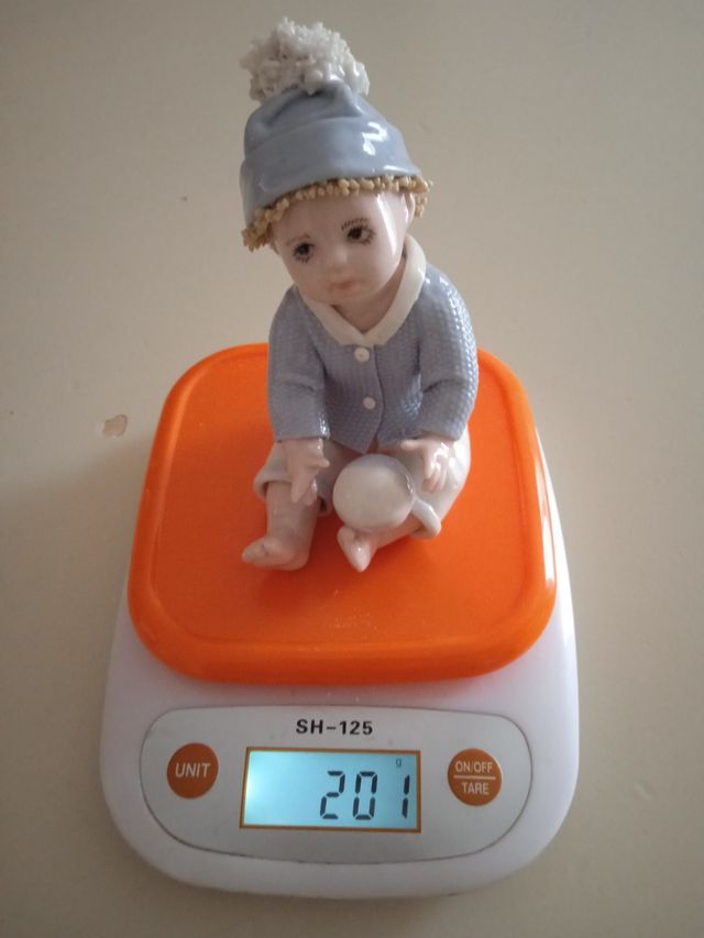 Statuina bimbo ceramica palla