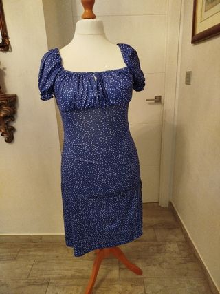 Vestido violeta con lunares blancos
