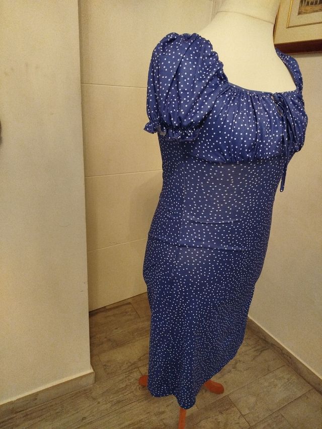 Vestido violeta con lunares blancos