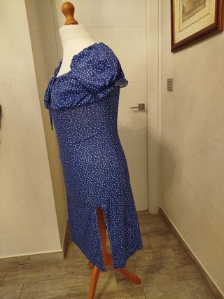 Vestido violeta con lunares blancos
