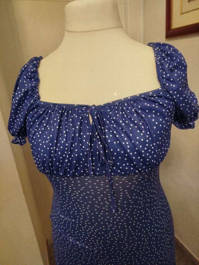 Vestido violeta con lunares blancos