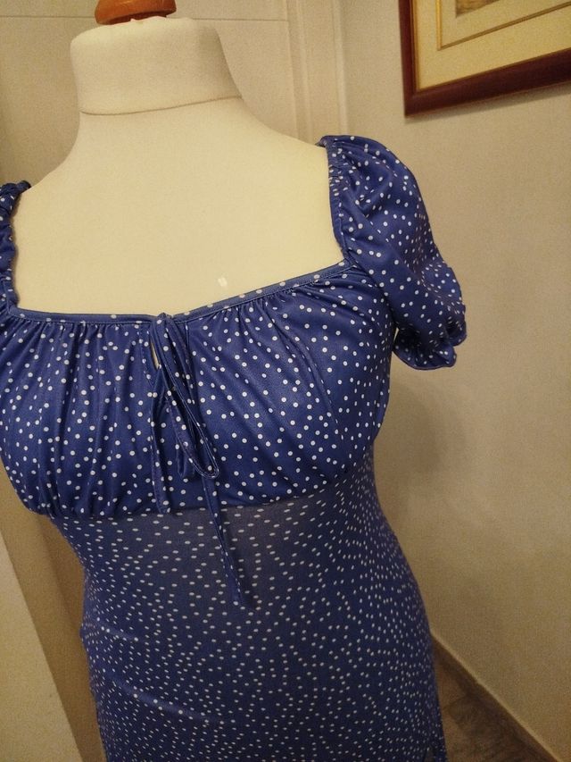 Vestido violeta con lunares blancos