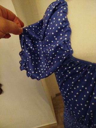 Vestido violeta con lunares blancos
