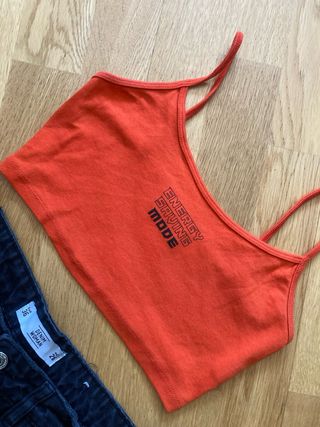 Conjunto top naranja y vaqueros