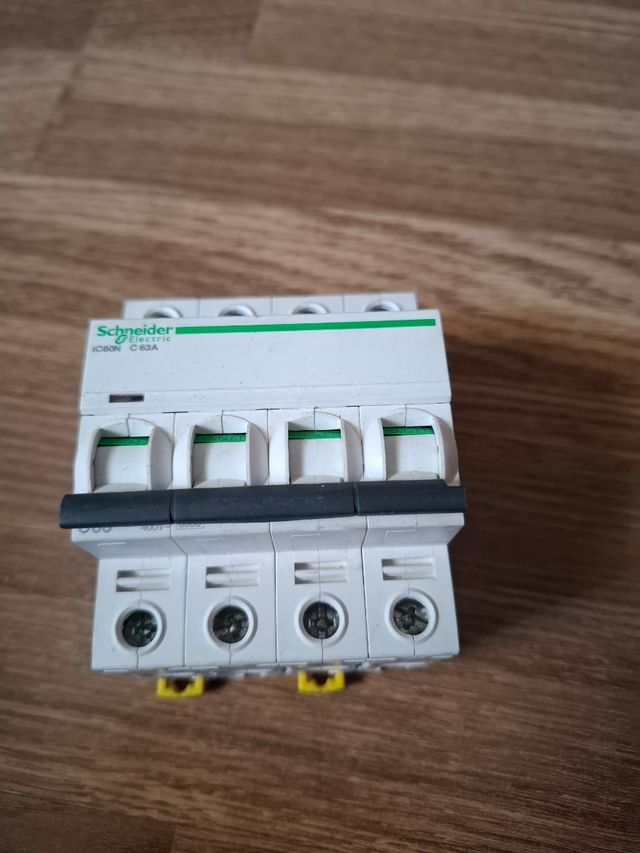 Interruptor Schneider Electric IC60N 4 polos