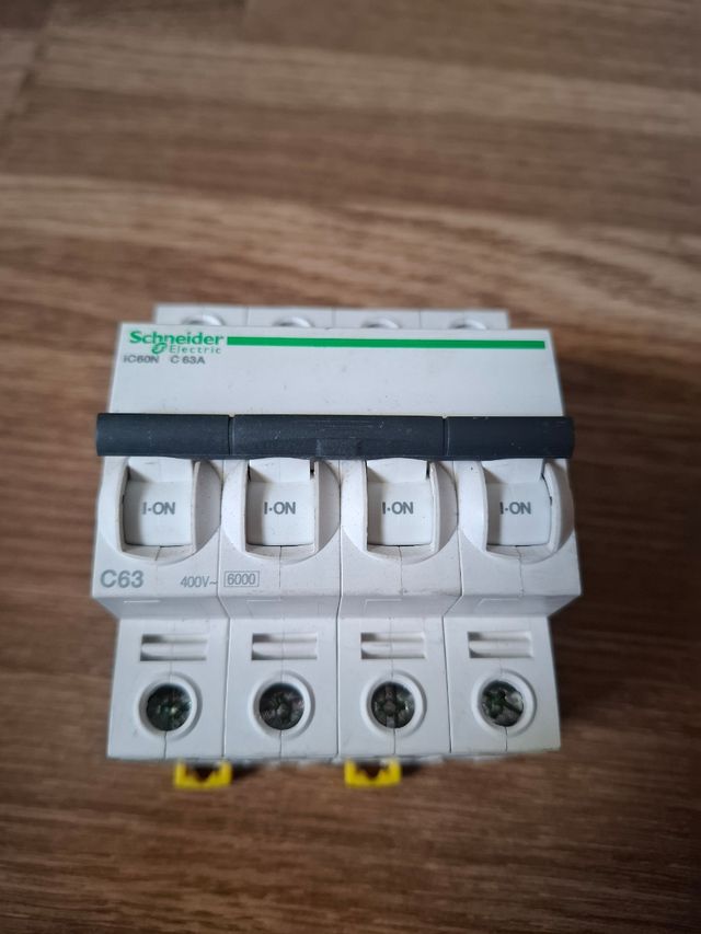Interruptor Schneider Electric IC60N 4 polos