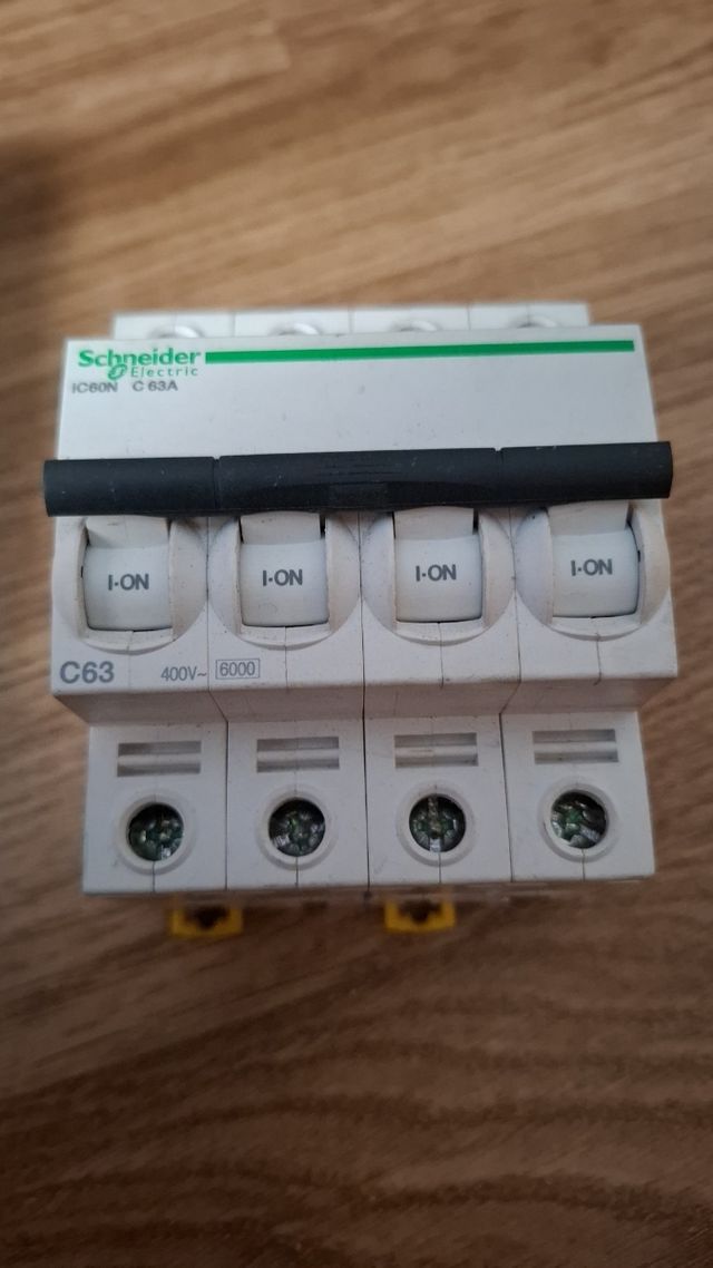 Interruptor Schneider Electric IC60N 4 polos