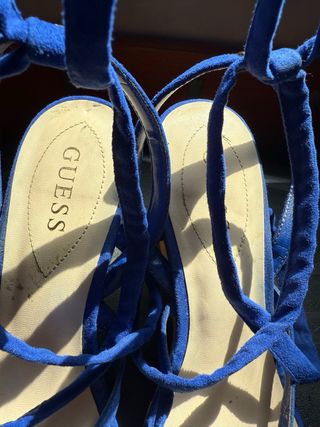 Sandalias cuña Guess azules 