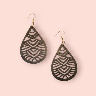 Pendientes madera negros dorados