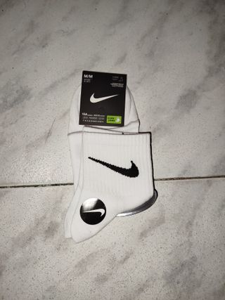 Par de calcetines nike.
Talla 37-41