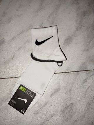 Par de calcetines nike.
Talla 37-41