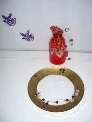 Vaso rosso decorato + piatto