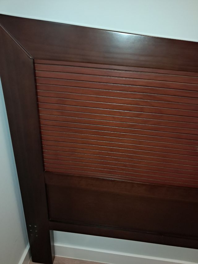 Cabecero, mesillas y cómoda de madera