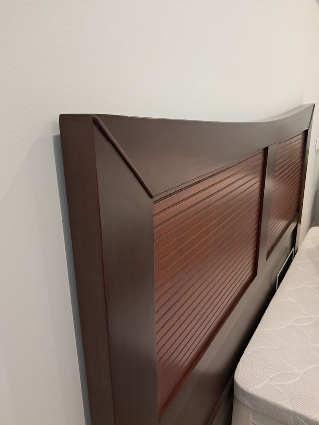 Cabecero, mesillas y cómoda de madera