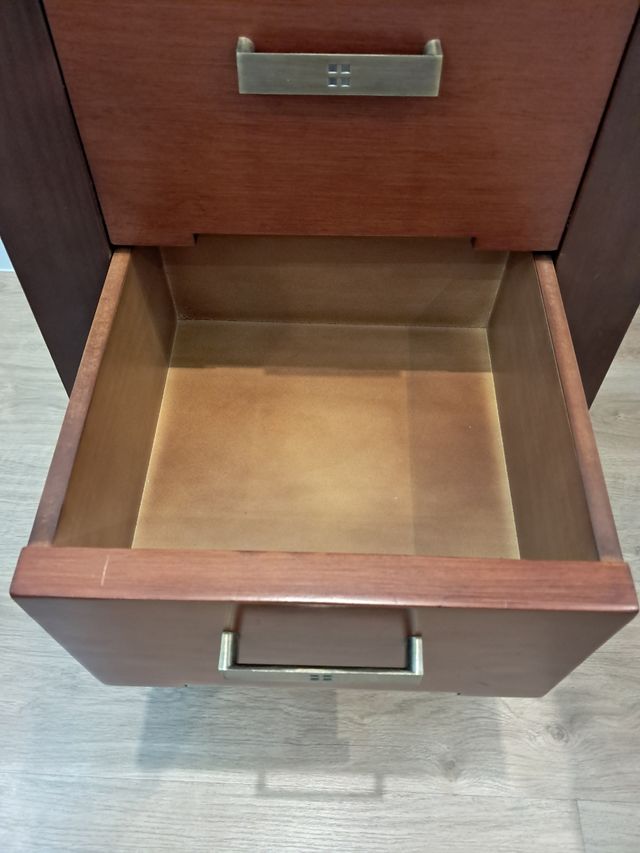 Cabecero, mesillas y cómoda de madera