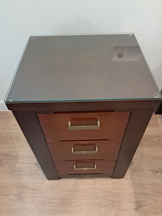 Cabecero, mesillas y cómoda de madera