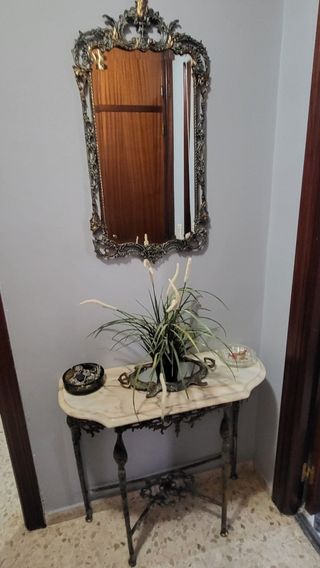 Mesita y espejo antiguos