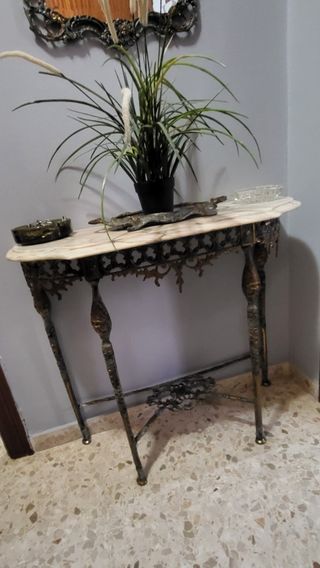 Mesita y espejo antiguos