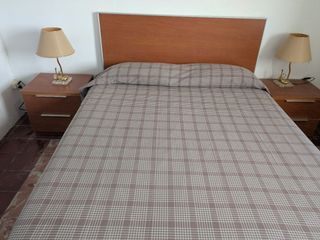 Dormitorio completo - Cama, mesitas, cómoda