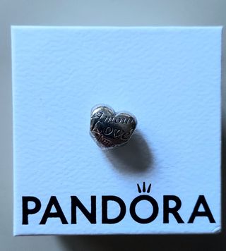 Charm Pandora con la palabra amor
