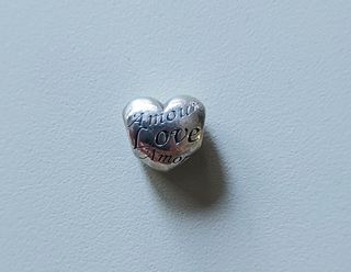 Charm Pandora con la palabra amor