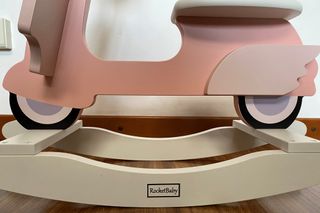 Dondolo in legno Rose the Scooter