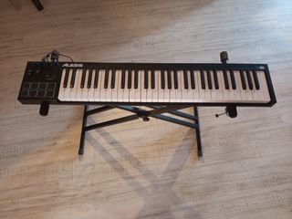 Alesis V61 Teclado MIDI y soporte.