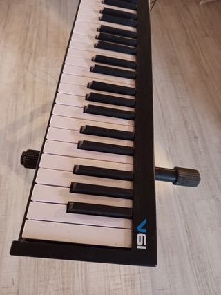 Alesis V61 Teclado MIDI y soporte.
