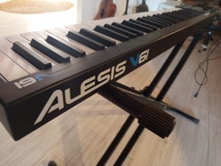 Alesis V61 Teclado MIDI y soporte.