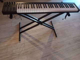 Alesis V61 Teclado MIDI y soporte.