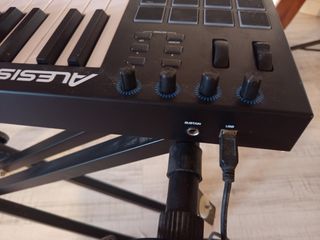 Alesis V61 Teclado MIDI y soporte.