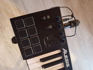 Alesis V61 Teclado MIDI y soporte.