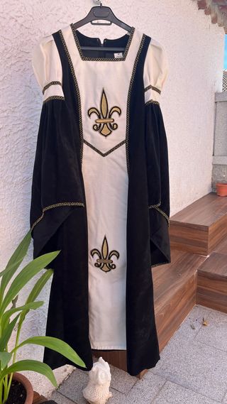 Traje medieval- Talla M. largo 134cm desde hombro