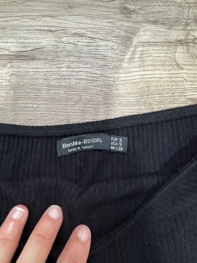 Top negro hombros descubiertos