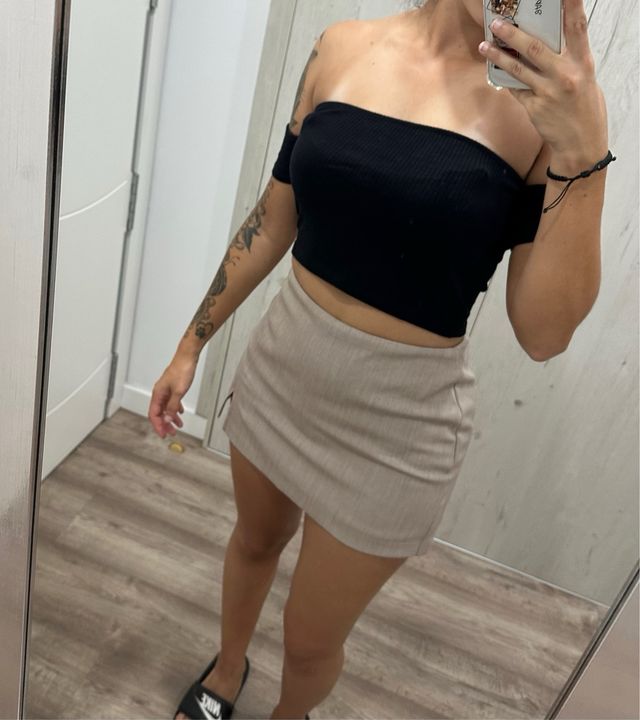 Top negro hombros descubiertos