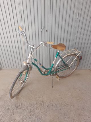 Bicicleta clásica verde