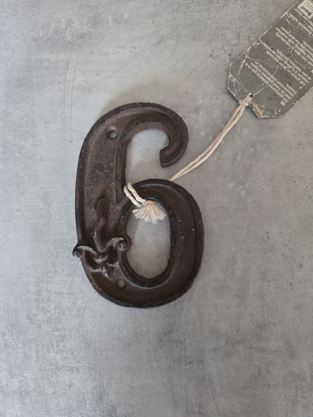 Numero civico 6 in ghisa