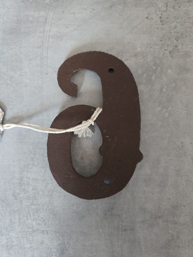 Numero civico 6 in ghisa