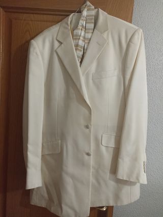 Traje novio color marfil y dorado, talla 54.