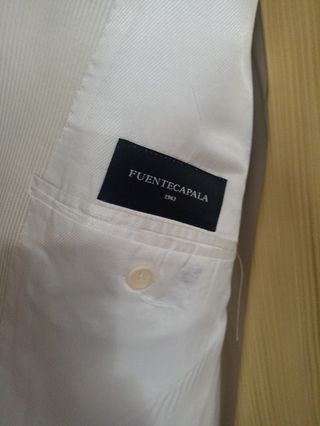 Traje novio color marfil y dorado, talla 54.