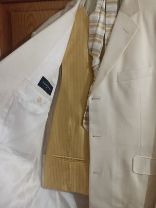 Traje novio color marfil y dorado, talla 54.