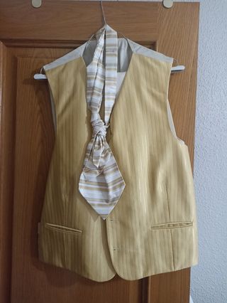Traje novio color marfil y dorado, talla 54.