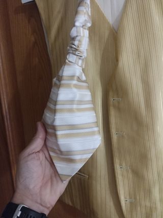 Traje novio color marfil y dorado, talla 54.